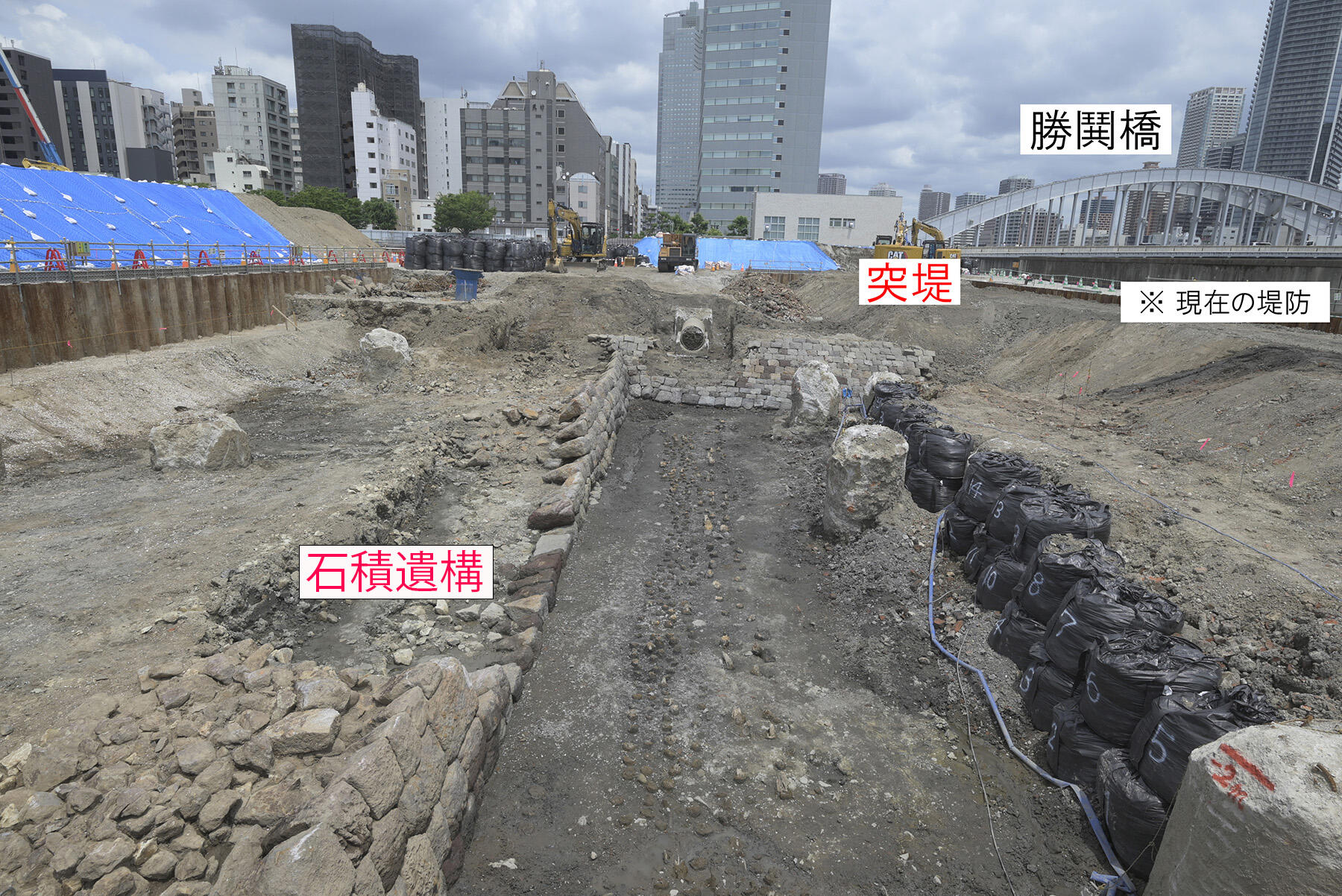 3 写真1 確認された石積遺構と現在の隅田川2.jpg