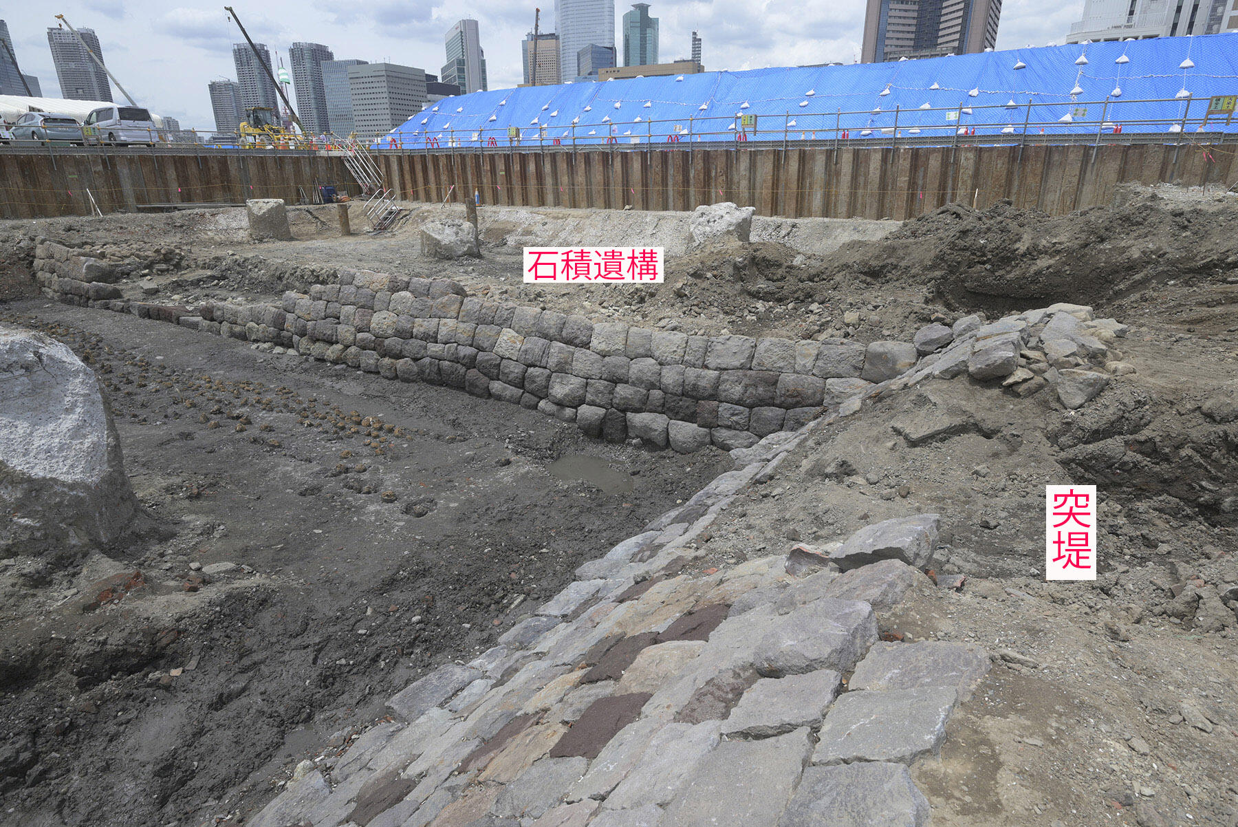 4 写真2 石積遺構を突堤側から撮影2.jpg