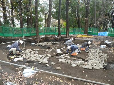 方形配石遺構調査状況.jpg